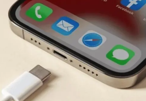 科尔沁右翼中苹果15维修分享iPhone15改USB-C接口后能和安卓用户互借充电器吗 